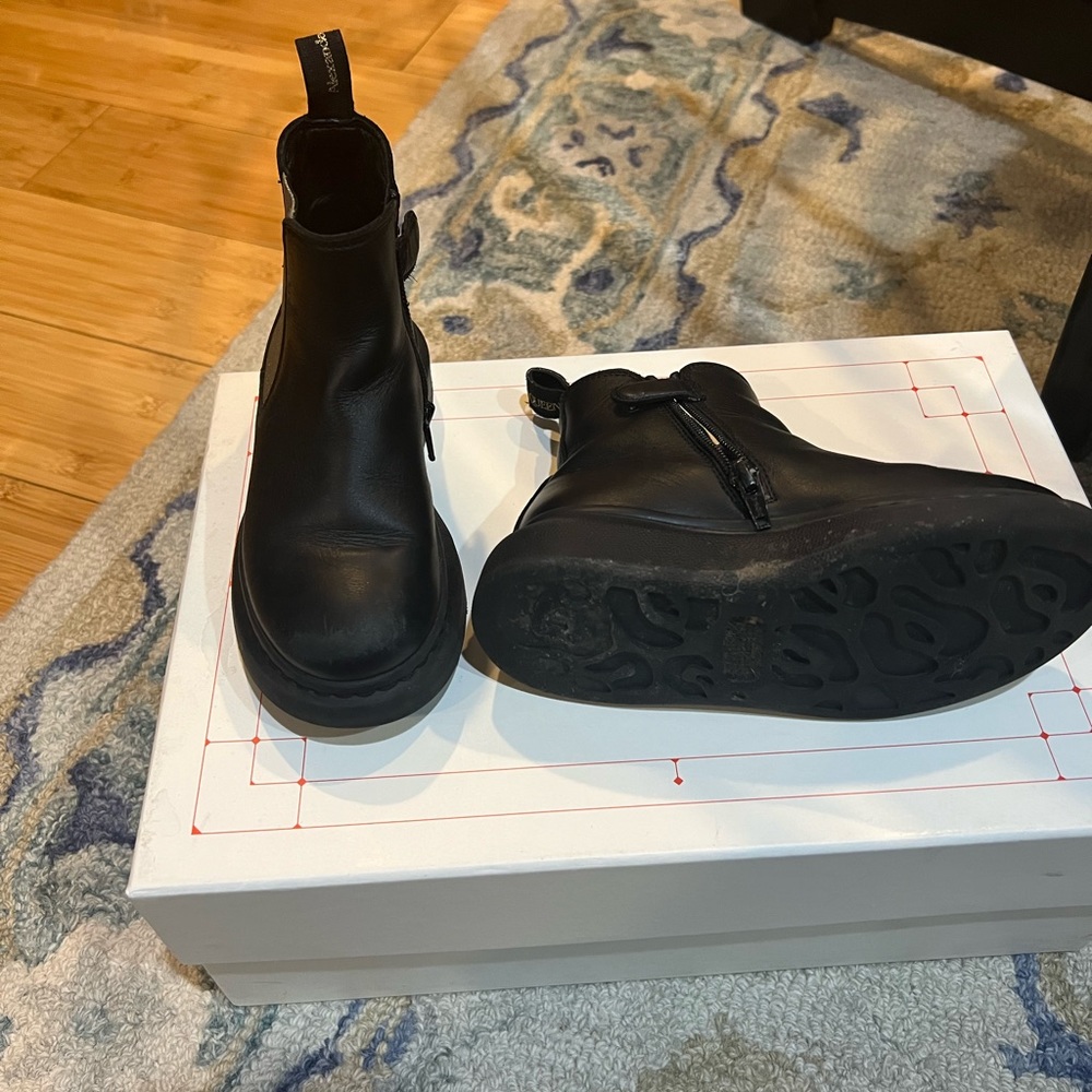 ALEXANDER McQUEEN  BLACK/GOLD Chelsea boots size 29 (Girls)